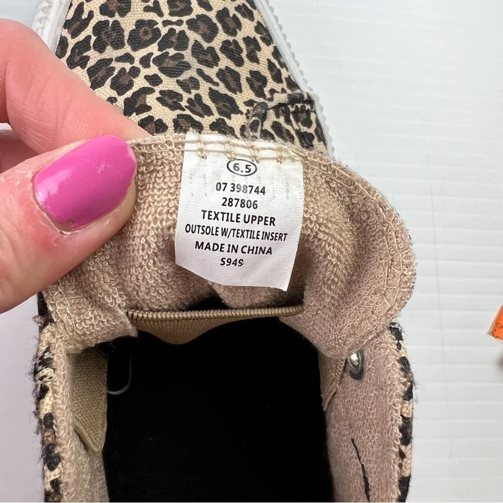 Tommy Bahama Women's leopard cheetah print laceless sneakers size‎ 6.5